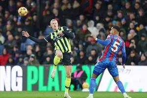 Erling Haaland tranh bóng với Maxence Lacroix (Crystal Palace)