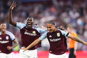 Aston Villa đánh bại Tottenham 2-0 để cải thiện cơ hội giành suất Champions League.