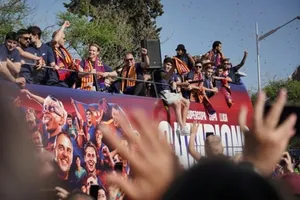 Ước tính có khoảng 670.000 người hâm mộ Barcelona đã xuống đường để ăn mừng