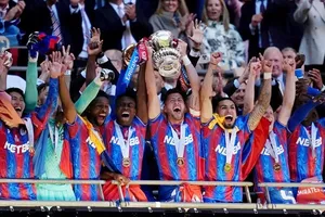 Các cầu thủ Crystal Palace giương cao chiếc Cúp FA trên khán đài danh dự sân Wembley