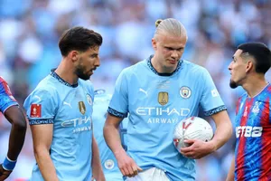 Erling Haaland ban đầu đã cầm bóng sau khi trọng tài xác nhận quả phạt đền cho Man.City.