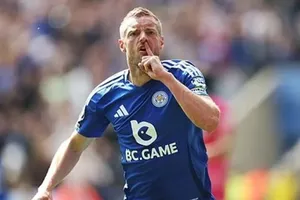 Jamie Vardy ghi bàn thứ 200 ở phút 28