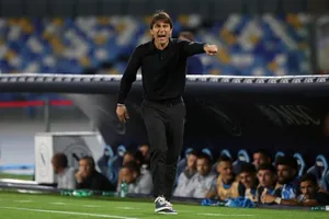 HLV Antonio Conte của Napoli kêu gọi mọi người bình tĩnh khi đội của ông nỗ lực giành chức vô địch Serie A