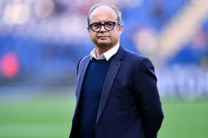 Được Man.United tiếp cận nhưng chuyên gia Luis Campos đã cam kết với Paris Saint-Germain.
