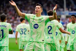 Robert Lewandowski ghi cú đúp để kết thúc mùa giải với 27 bàn thắng nhưng không thể bắt kịp Kylian Mbappe.