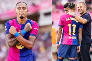 Raphinha đã cân nhắc rời Barcelona nhưng quyết định ở lại sau cuộc gọi với HLV Hansi Flick.