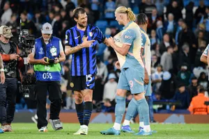 Francesco Acerbi (trái) từng cùng Inter Mialn đối đầu Erling Haaland của Man.City.