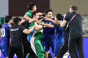 Niềm vui của đội tuyển Uzbekistan khi có lần đầu tiên giành quyền tham dự vòng chung kết World Cup.