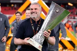 HLV Ange Postecoglou với chiếc cúp Europa League và là danh hiệu đầu tiên sau 17 năm