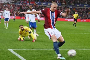 Gianluigi Donnarumma bất lực chứng kiến Italy thua 0-3 đáng xấu hổ ở Na Uy.