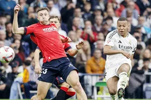 Kylian Mbappe cũng đã bắt đầu thích nghi với ý tưởng trở thành một tiền đạo trung tâm.