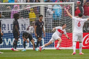 Thổ Nhĩ Kỳ đã khai thác hàng phòng ngự lỏng lẻo để ngược dòng đánh bại tuyển Mỹ 2-1.