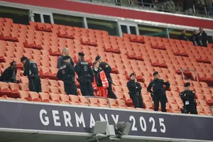 Một người hâm mộ rơi từ tầng thứ 2 của khán đài chính sân Allianz Arena và tử vong.