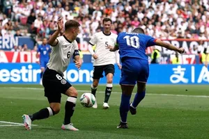 Kylian Mbappe tung cú sút chân phải vào góc xa