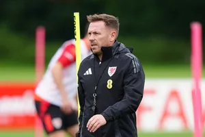 Craig Bellamy khởi đầu như mơ trong vai trò HLV với 5 trận thắng và 4 hòa sau 9 lần cầm quân tuyển Xứ Wales.