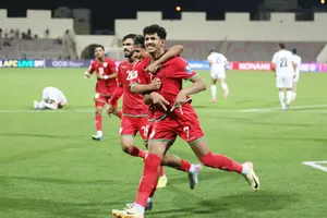 Các cầu thủ Oman ăn mừng bàn thắng muộn giúp họ lọt vào vòng loại 4