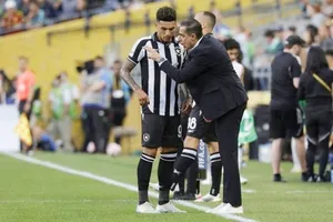 HLV Renato Paiva chỉ đạo các học trò Botafogo