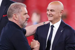 Daniel Levy ra quyết định sa thải Ange Postecoglou không lâu sau khoảnh khắc ăn mừng danh hiệu Europa League.