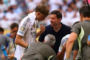 Dean Huijsen và HLV Xabi Alonso