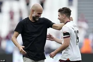 Pep Guardiola và Julian Alvarez