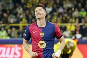 Lewandowski sẽ ở lại nhưng cần xoay tua đội hình