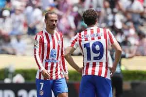 Griezmann hay Alvarez không thể giúp Atletico Madrid lách qua khe cửa hẹp để đi tiếp