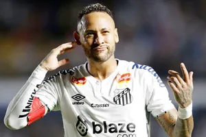 Neymar gia hạn hợp đồng thêm 6 tháng và ở lại CLB Santos đến hết tháng 12 năm nay.