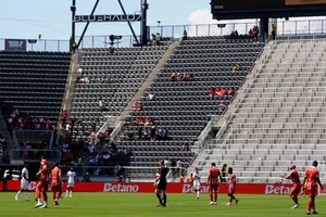 Nhiều khán đài trống vắng trong các trận vòng bảng FIFA Club World Cup.