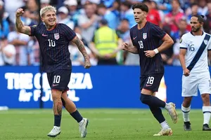 Diego Luna (10) ghi 2 bàn đưa tuyển Mỹ vào chung kết Gold Cup CONCACAF gặp đại kình địch Mexico.