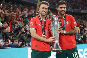 Diogo Jota (trái) và Ruben Neves mừng danh hiệu UEFA Nations League vào tháng trước.