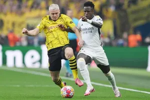 Vinicius (phải, Real Madrid) đi bóng qua hậu vệ Dortmund trong trận chung kết Champions League