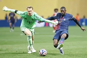 Ousmane Dembele tranh bóng với thủ thành Bayern Munich Manuel Neuer