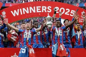Crystal Palace ăn mừng chiến thắng cúp FA 2025
