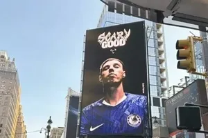 Cole Palmer “đáng sợ” xuất hiện trên các tấm bảng quảng cáo ở New York