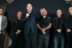 Chủ tịch FIFA, Gianni Infantino phát biểu khi đứng trước rất nhiều huyền thoại bóng đá.