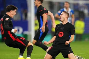 HLV Hansi Flick đánh giá cao Fermin Lopez (phải) nhưng không thể đảm bảo cho anh suất đá chính thường xuyên. 