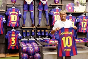 Ngôi sao trẻ Lamine Yamal sẽ chuyển sang khoác áo số 10 tại Barcelona.