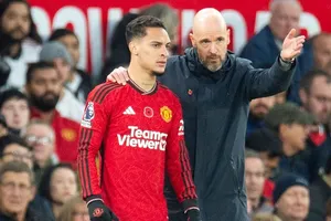 Erik ten Hag đã bác bỏ khả năng tái hợp với Antony tại Bayer Leverkusen.