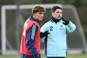 HLV Mikel Arteta và tiền đạo mới 15 tuổi Max Dowman trên sân tập.