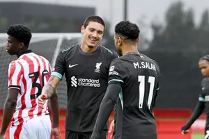 Darwin Nunez ghi 3 bàn thắng trong 14 phút hiệp một giúp Liverpool thắng Stoke City 5-0.