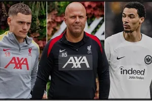 HLV Arne Slot (giữa) cùng 2 tân binh đến từ Bundesliga, Florian Wirtz và Hugo Ekitike