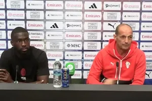 HLV Max Allegri và hậu vệ Tomori trong buổi họp báo ở Singapore