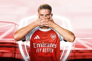 Viktor Gyokeres khoác áo Arsenal trên trang mạng của Fabrizio Romano