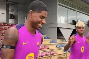 Rashford và Yamal trong buổi tập đầu tiên ở Barcelona