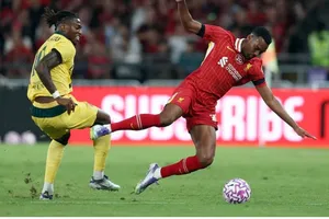 Rafael Leao (trái, AC Milan) tranh bóng với Ryan Gravenberch (Liverpool)