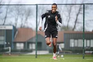 Alexander Isak đến hồi phục và tập luyện ở đội bóng cũ Real Sociedad.