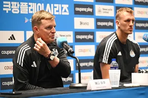 HLV Eddie Howe nói về Alexander Isak trong cuộc họp báo vào sáng thứ Bảy tại Hàn Quốc. 