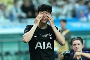 Son Heung-min bật khóc khi rời sân vào đêm Chủ nhật.