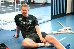 Kevin De Bruyne trong ngày đầu tiên tập luyện trước mùa giải của Napoli.