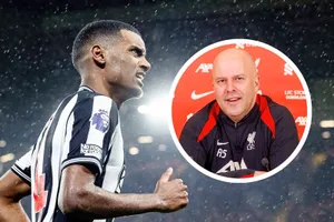 HLV Arne Slot từ chối tiết lộ về sự quan tâm đối với Alexander Isak của Newcastle.